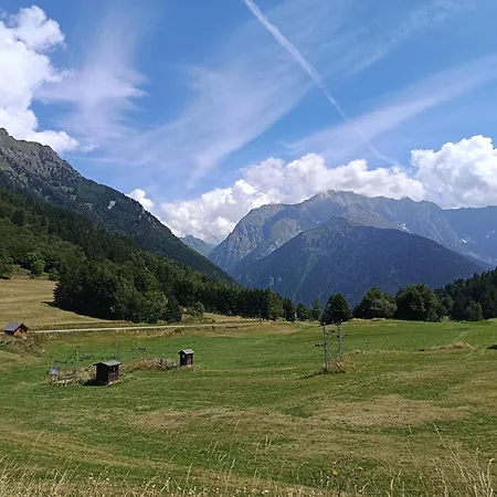 En Station De Familiale, Vue Sur Les Montagnes