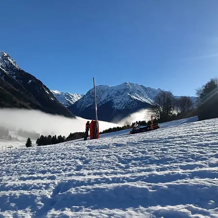 En Station De Familiale, Vue Sur Les Montagnes *